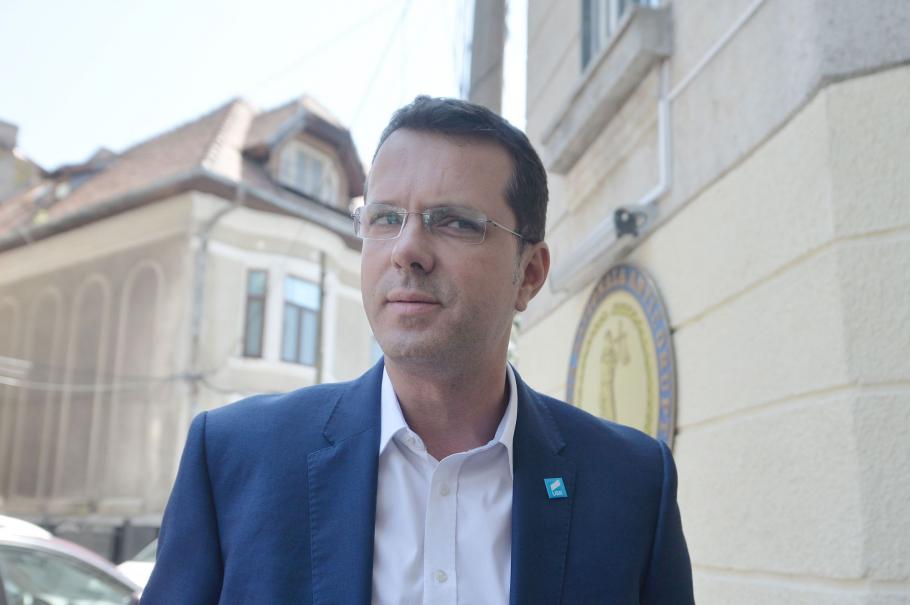 Ionuţ Moşteanu, purtătorul de cuvânt al USR PLUS Ionuţ Moşteanu, purtătorul de cuvânt al USR PLUS în faţa sediului DNA