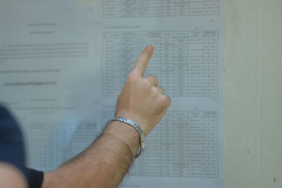 Rezultate Bacalaureat - sesiunea de toamnă. Rată de promovare de 32,9%, după contestaţii Un elev se uită pe lista cu rezultate la Bacalaureat