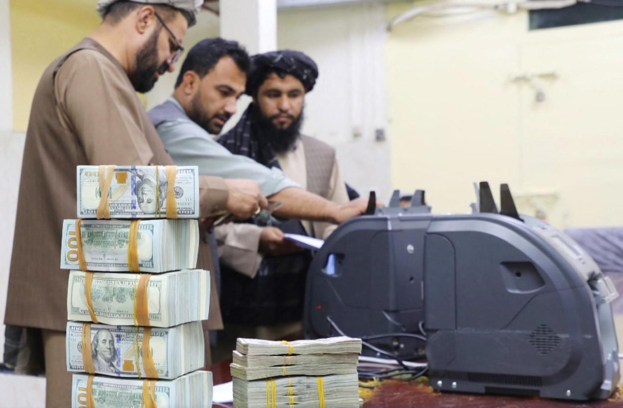 Banca centrală din Afganistan a cheltuit rezervele de dolari în săptămânile care au precedat victoria talibanilor Banca centrală din Afganistan a cheltuit rezervele de dolari în săptămânile care au precedat victoria talibanilor