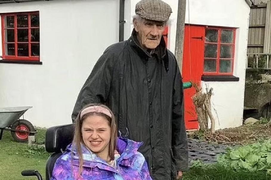 Un tată a murit după ce a sărit în apă pentru a-i salva viața fiicei sale cu dizabilități Un tată a murit după ce a sărit în apă pentru a-i salva viața fiicei sale cu dizabilități