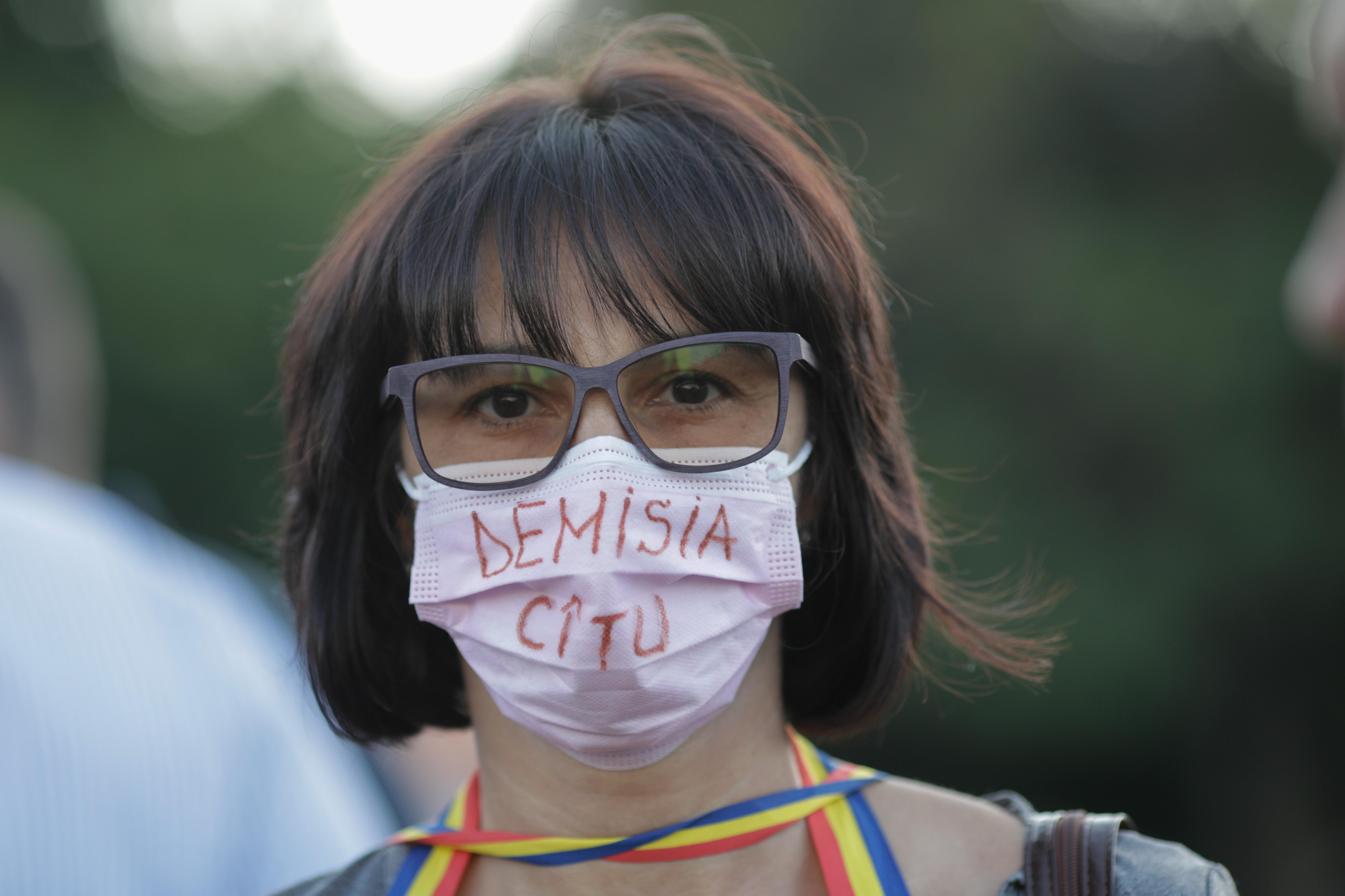 Protest în Piața Victoriei, cu câteva zeci de persoane. Manifestanții cer demisia premierului Cîțu