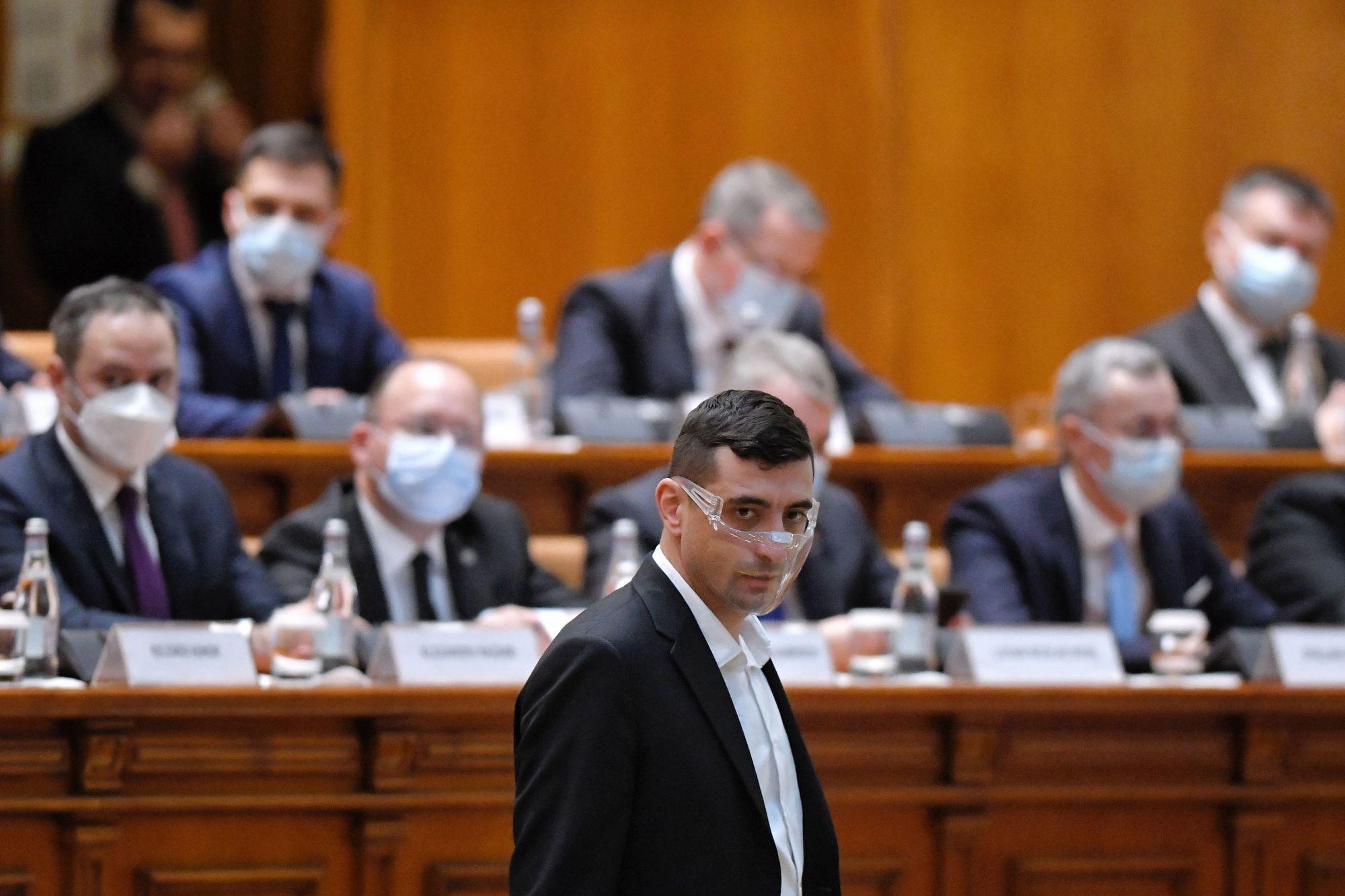 George Simion spune că parlamentarii AUR nu sunt de vânzare George Simion, liderul AUR, în Parlamentul României, purtând o vizieră de protecţie