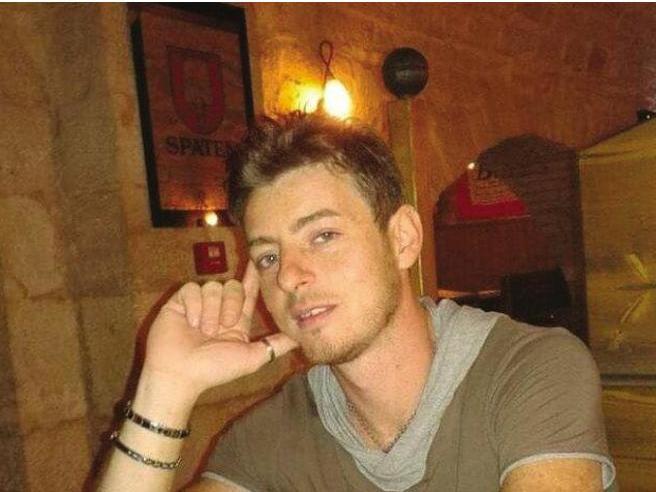 Un bărbat de 40 de ani a murit în Italia după ce a primit trei pumni în față: Se uita la femeile noastre Un bărbat de 40 de ani a murit în Italia după ce a primit trei pumni în față: Se uita la femeile noastre