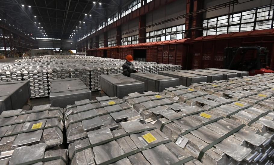 Lingouri de aluminiu, depozitate într-o hală Lingouri de aluminiu, depozitate într-o hală