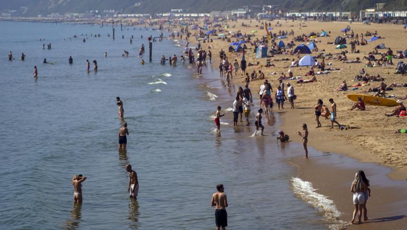 „Am încercat să îl opresc, dar nu am putut”. Adolescentă lipsită de putere, violată în largul mării, la doi paşi de plaja plină de turişti, în Marea Britanie „Am încercat să îl opresc, dar nu am putut”. Adolescentă lipsită de putere, violată în largul mării, la doi paşi de plaja plină de turişti, în Marea Britanie