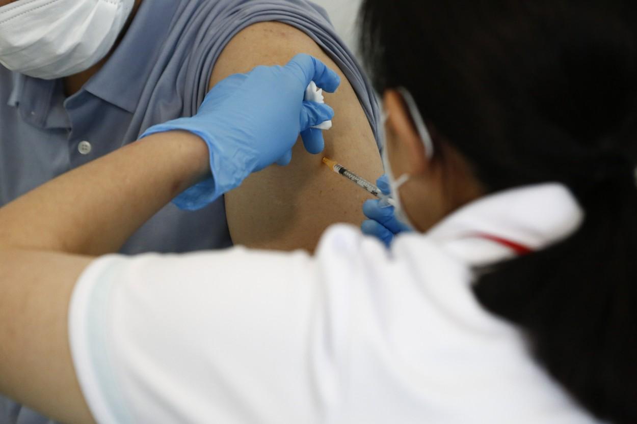 A treia persoană moare în Japonia după ce a fost vaccinată cu ser Moderna dintr-un lot contaminat A treia persoană moare în Japonia după ce a fost vaccinată cu ser Moderna dintr-un lot contaminat
