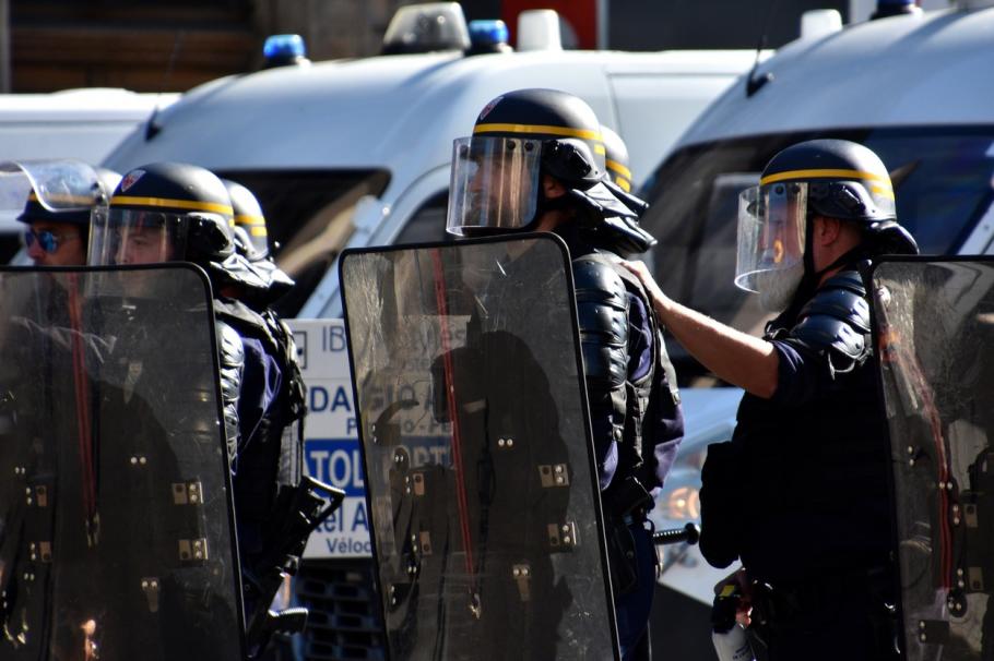 Poliţiştii ţin piept mulţimii violente, în oraşul francez Marsilia Poliţiştii ţin piept mulţimii violente, în oraşul francez Marsilia