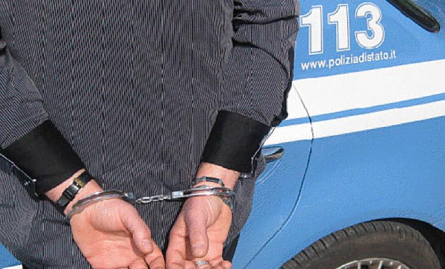 Român căutat pentru posesie de droguri, prins după ce poliţiştii italieni au fost obligaţi să urce pe un gard pentru a-l imobiliza Românul a fost încătuşat de poliţiştii italieni şi dus în arest