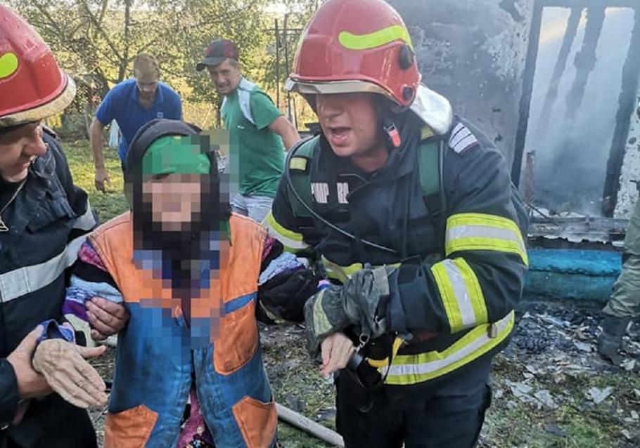 Bucătăria de vară a unei bătrâne din Botoşani s-a făcut scrum Bătrâna a fost găsită teafără de pompieri, dar totuşi a fost transportată la spital pentru a rămâne sub supravegherea medicilor