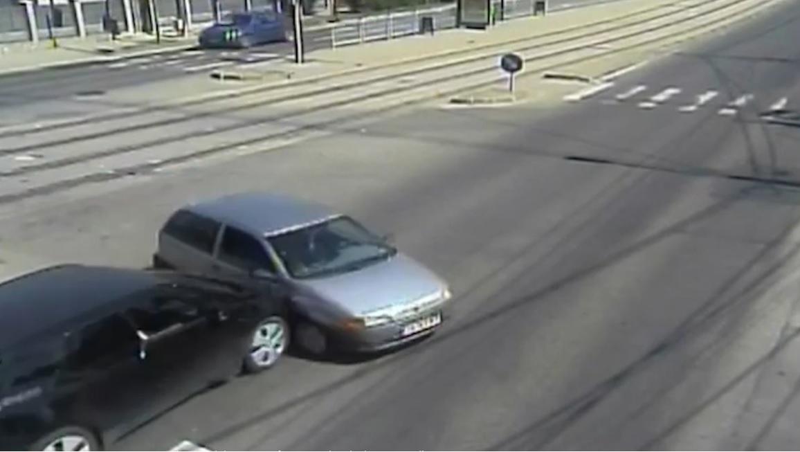 Accident ce putea fi evitat, în Timişoara: maşină răsturnată în mijlocul intersecţiei după ce un bătrân în vârstă de 69 de ani nu s-a asigurat