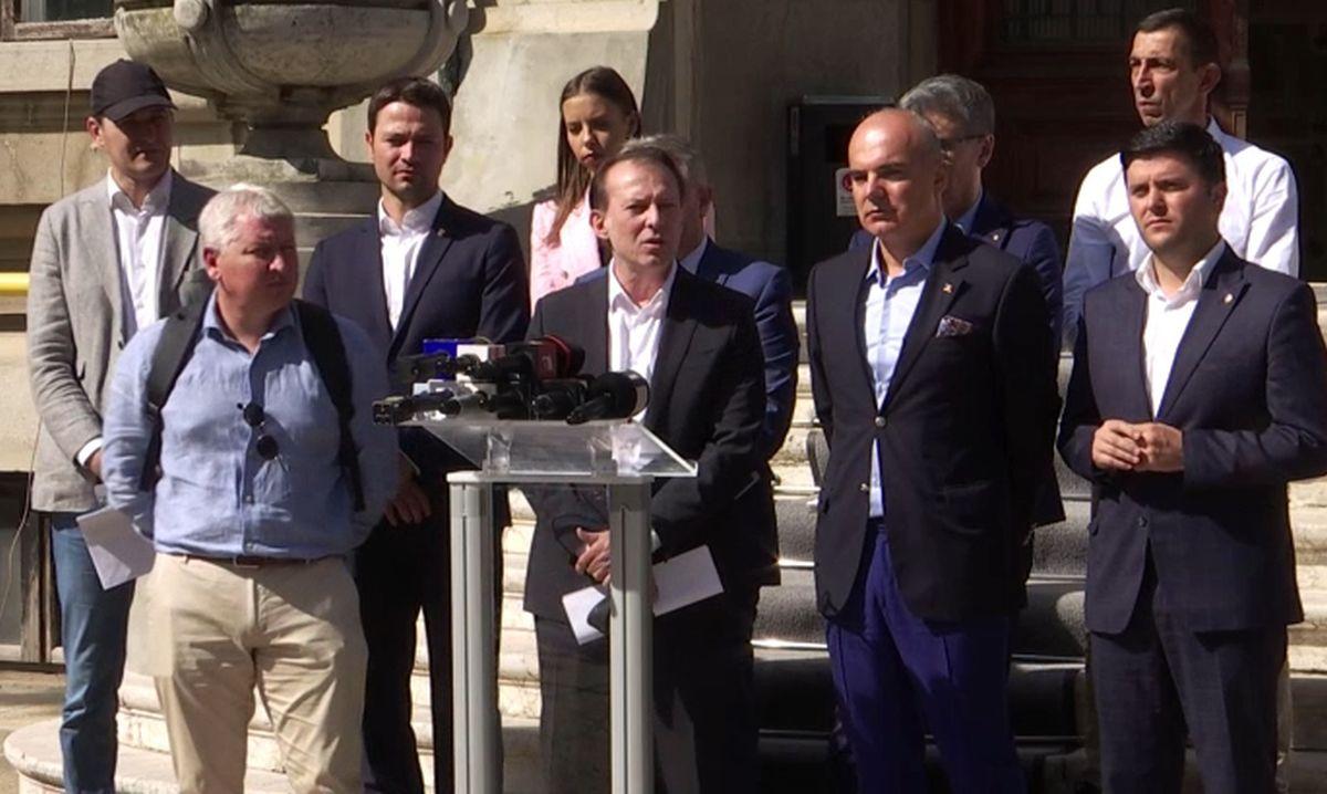 Florin Cîţu spune că Guvernul va face sesizare la CCR pe tema moţiunii de cenzură Florin Cîţu, declaraţii în faţa sediului PNL