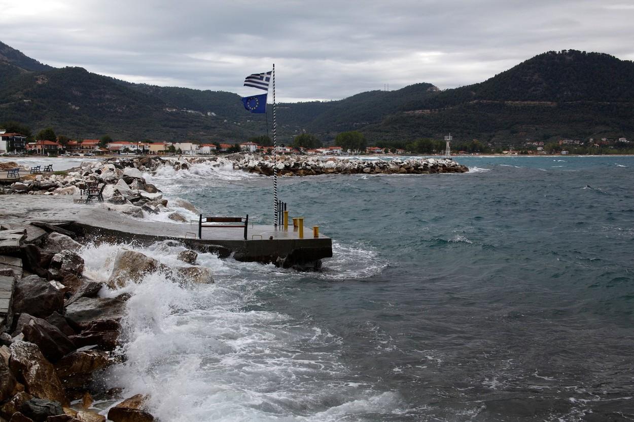 Furtună pe mare, în Thassos, Grecia Furtună pe mare, în Thassos, Grecia