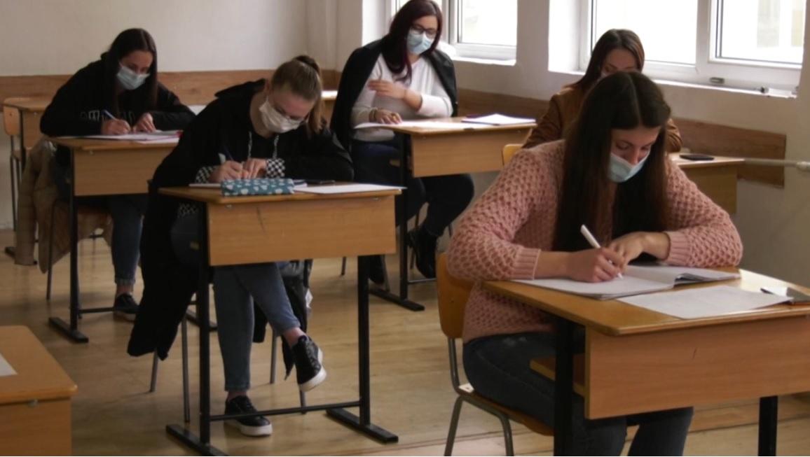 Treci pe lângă şcoală, îţi pui masca. Măsura intră în vigoare de săptămâna viitoare: prefectul a trimis deja echipe să verifice dacă şcolile sunt pregătite