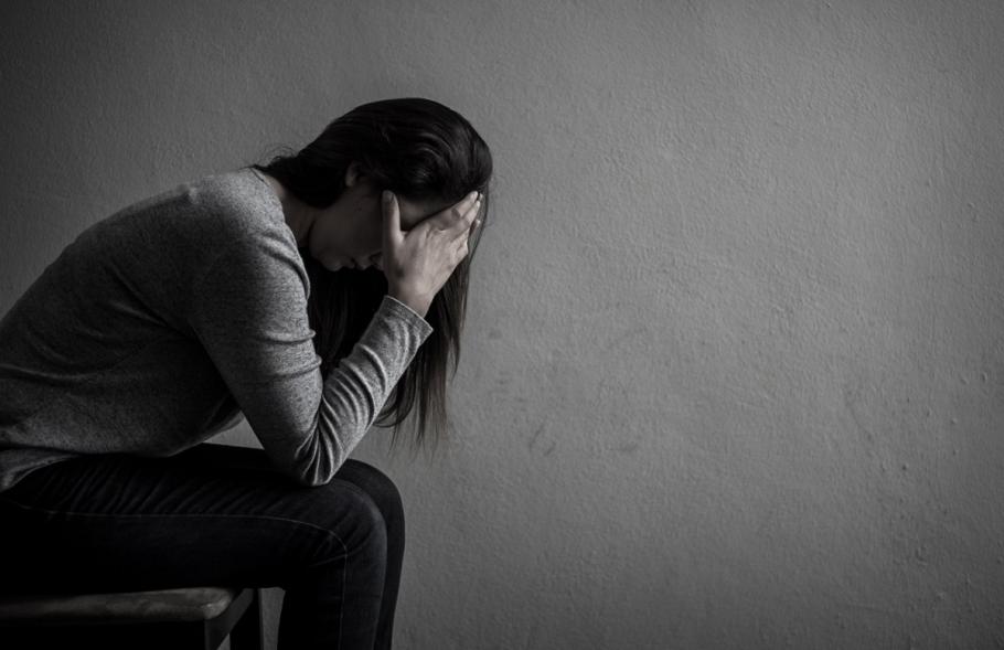 Adolescentă Femeie cu faţa în palpe, privind spre podea