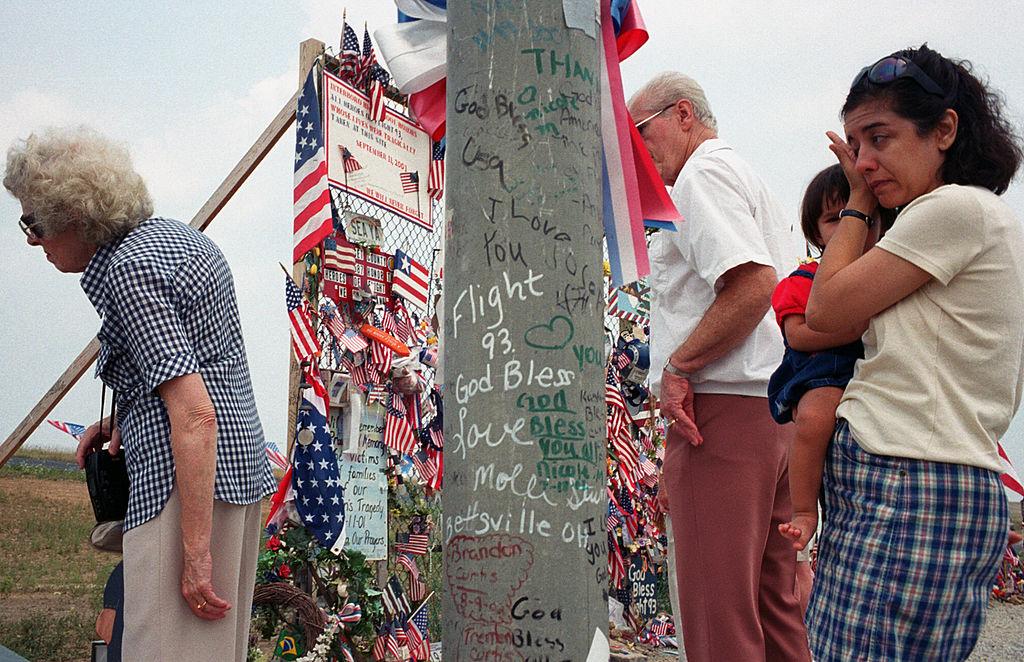 Oameni adunaţi la memorialul temporat pentru victimele Zborului 93 al United Airlines