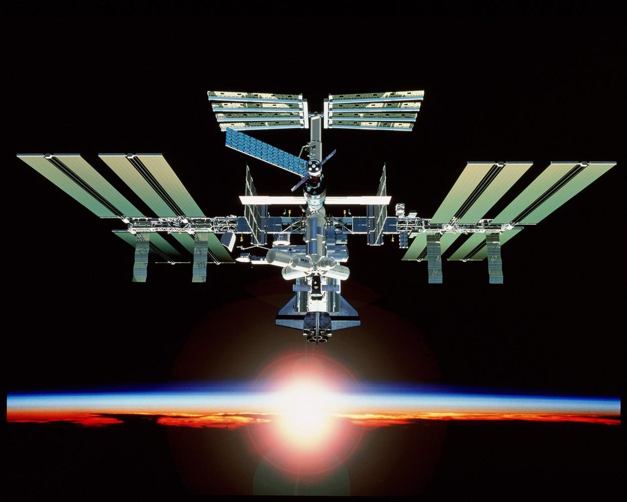 Momente de panică pe Staţia Spaţială Internaţională după ce au pornit toate alarmele. Astronauţii au raportat fum şi miros de plastic ars Momente de panică pe Staţia Spaţială Internaţională după ce au pornit toate alarmele. Astronauţii au raportat fum şi miros de plastic ars