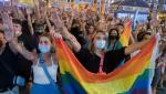 Minciuna unui tânăr gay i-a scos în stradă pe spanioli, seara trecută. Mesajul homofob crestat cu cuţitul pe fese era făcut de amant, nu de agresorii mascaţi