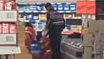 Scene dramatice într-un magazin din Craiova: un bărbat în vârstă de 72 de ani a murit la coadă la pui. Bătrânul a leşinat în goana după reduceri. VIDEO