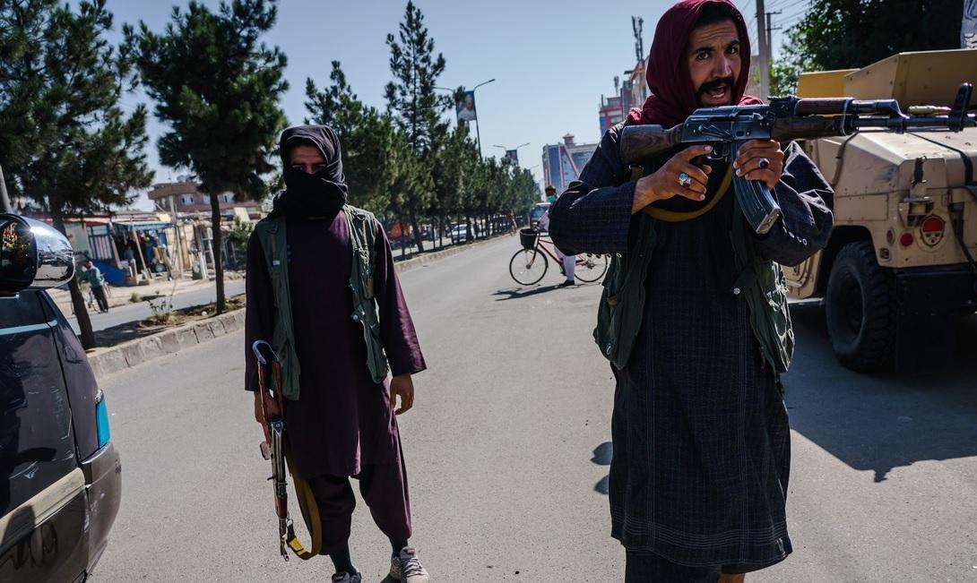 Afganistan, povestea macabră a soldatului Ullah: „Lapidăm femeile pentru binele Islamului. Talibanii sunt eroii mei de la 10 ani” Afganistan, povestea macabră a soldatului Ullah: „Lapidăm femeile pentru binele Islamului. Talibanii sunt eroii mei de la 10 ani”