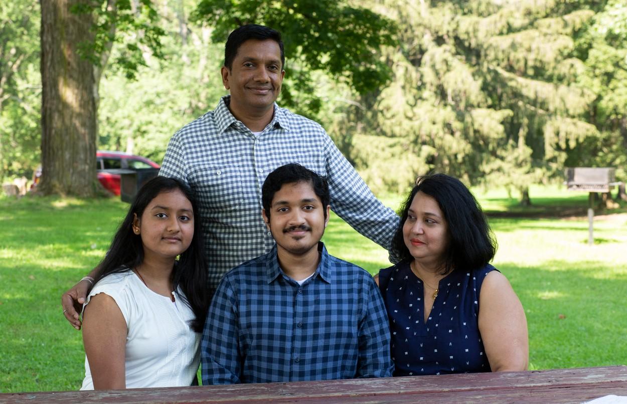 Anish Shrivastava, alături de mama, Jaya Ghosh, tatăl Ashish şi sora acestuia, la Prospect Park din Troy, New York la 24 iulie 2021