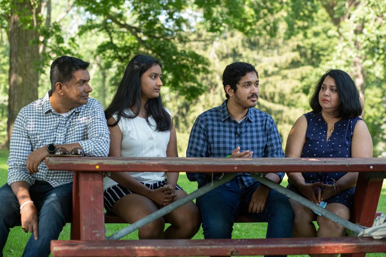 Anish Shrivastava, alături de mama, Jaya Ghosh, tatăl Ashish şi sora acestuia, la Prospect Park din Troy, New York la 24 iulie 2021