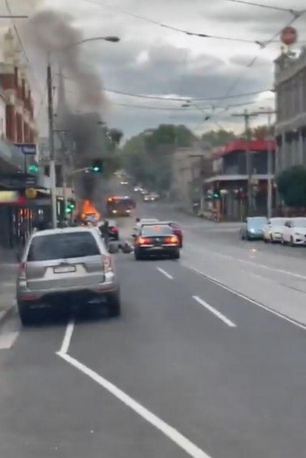 Un australian supărat pe măsurile anti-Covid și-a dat foc în mașină, în fața unui restaurant