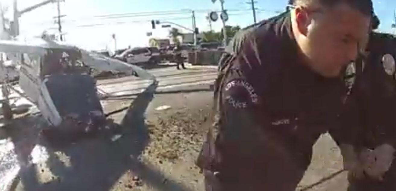 Misiune de salvare spectaculoasă: poliţiştii din Los Angeles, chemaţi la locul unui accident aviatic pentru a evita un accident feroviar | VIDEO