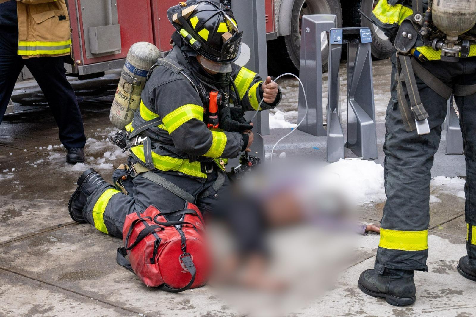 Imagini devastoare cu pompierii rămași fără oxigen în timp ce scot bebeluși din incendiul din New York. Victime la fiecare etaj pe casă scării