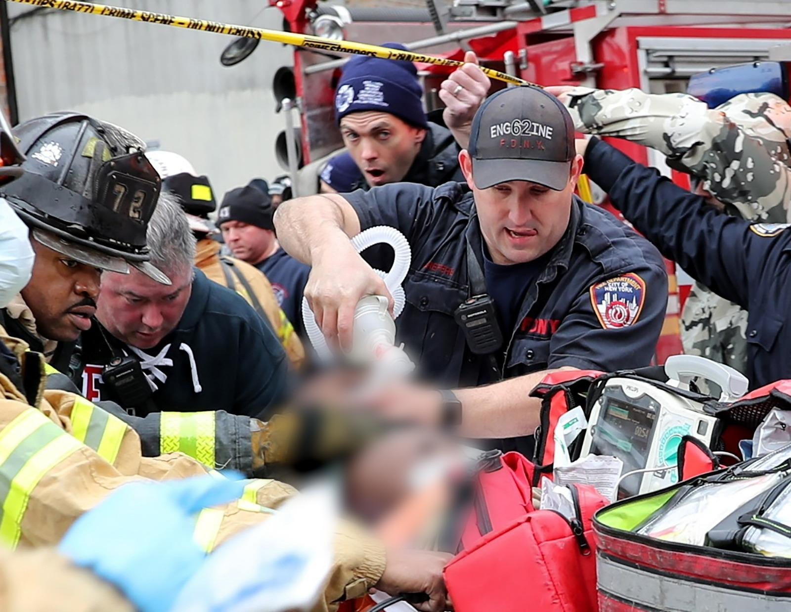 Imagini devastoare cu pompierii rămași fără oxigen în timp ce scot bebeluși din incendiul din New York. Victime la fiecare etaj pe casă scării