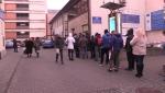 Cozi la taxe şi impozite de la ora 3 dimineaţa. Pensionarii s-au înghesuit pentru reducerea de 10%