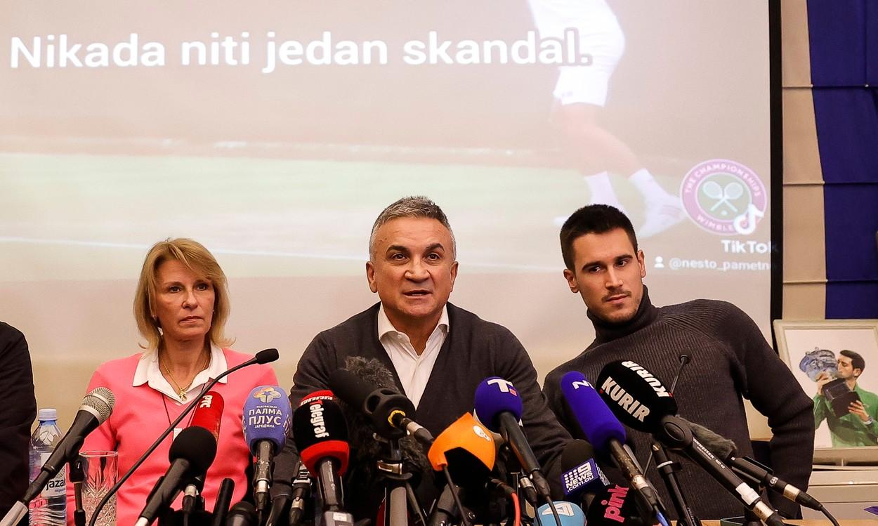 Djokovic, între dreptul de a juca la Australian Open şi interdicţia de a intra în Australia pentru 3 ani. Familia lui Novak a întrerupt brusc conferinţa de presă