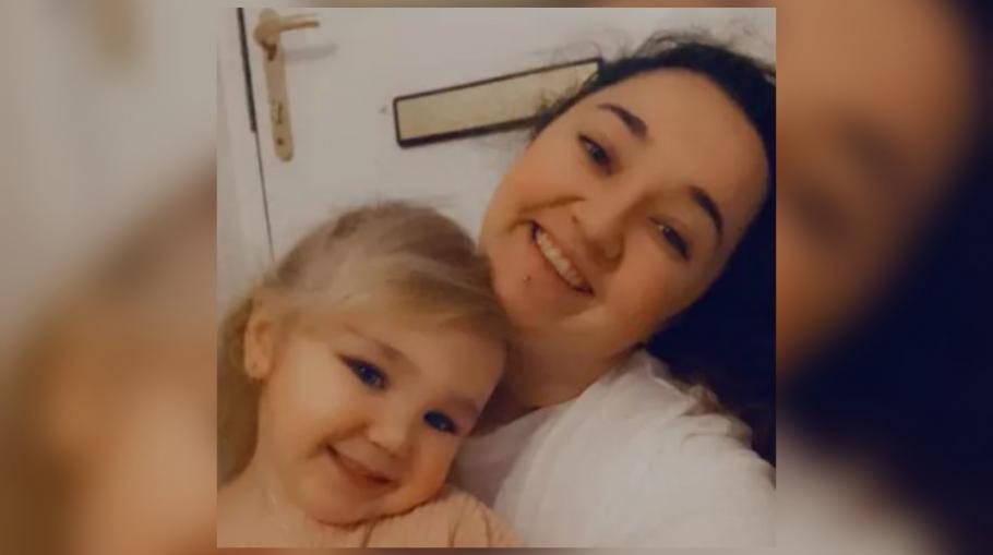 Copila şi-a sunat tatăl atunci când a observat că nu o poate trezi pe mama ei Copila de 4 ani alături de mama ei
