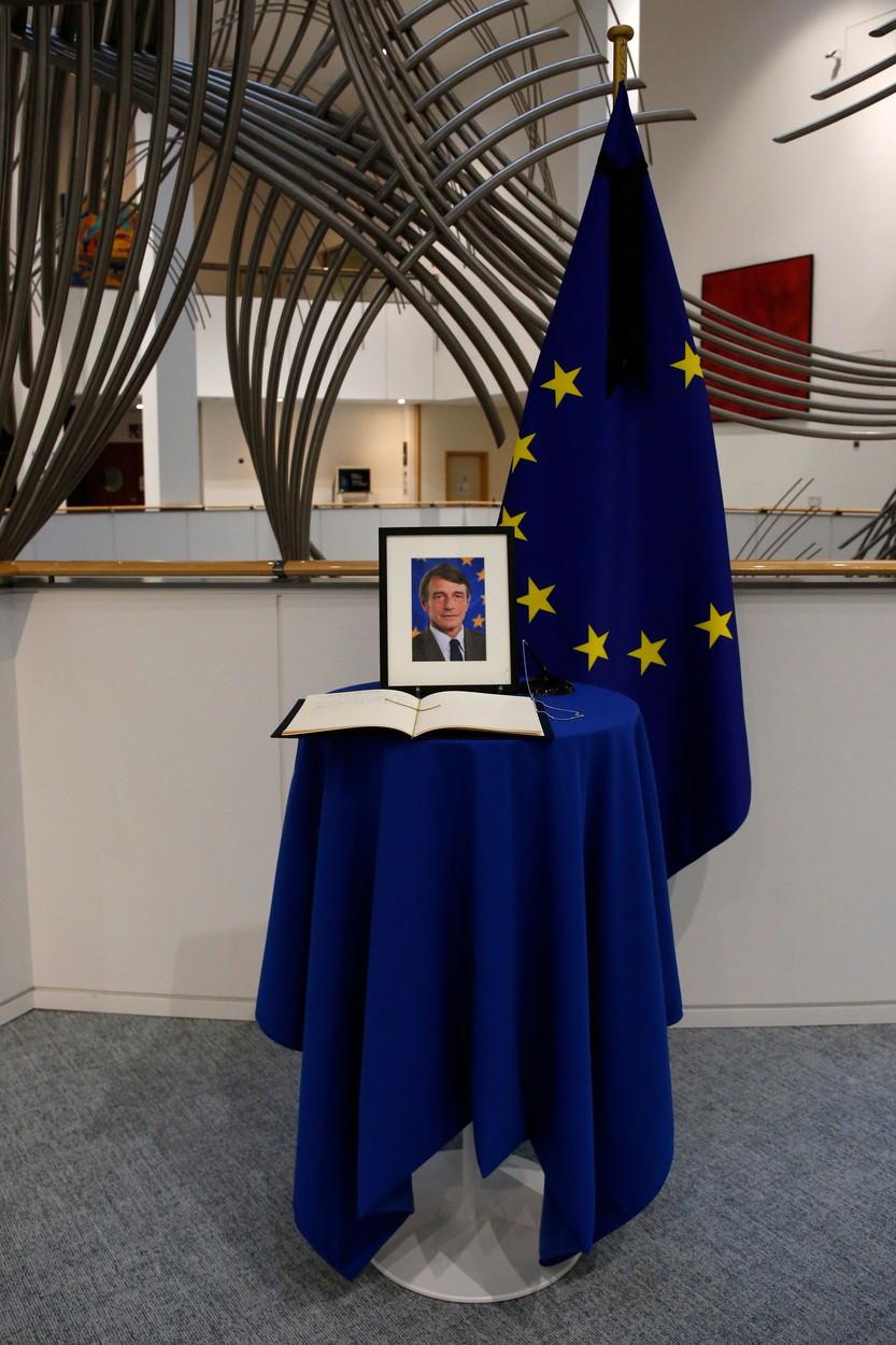 David Sassoli a murit. Steagurile UE de la Bruxelles au fost coborâte în bernă, oficialii au ținut un moment de reculegere emoționant