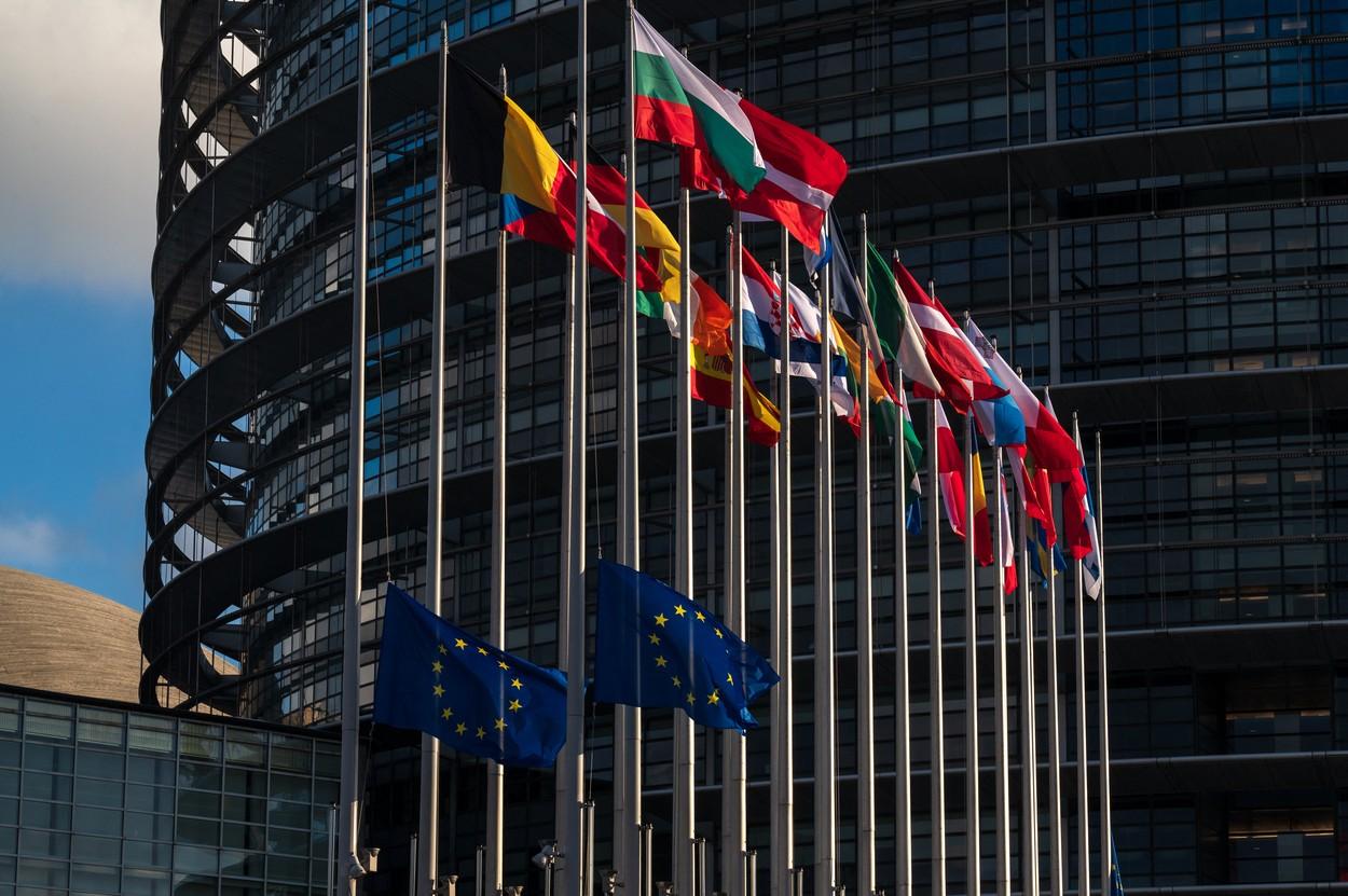 David Sassoli a murit. Steagurile UE de la Bruxelles au fost coborâte în bernă, oficialii au ținut un moment de reculegere emoționant