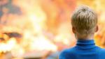 Doi copii și-au blocat tatăl invalid în casă și au incendiat locuința împreună cu un alt prieten, într-o localitate din Moldova