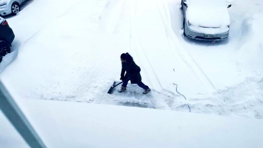 Soţia politicianului dădea zăpada după o tură de 12 ore la spital Soţia politicianului dădea zăpada după o tură de 12 ore la spital