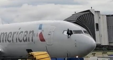 Un bărbat a dat buzna în carlinga unui avion chiar înainte de decolare. Imagini de groază la bordul unui aeronave American Airlines