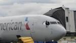 Un bărbat a dat buzna în carlinga unui avion chiar înainte de decolare. Imagini de groază la bordul unui aeronave American Airlines