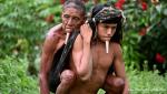 Un indigen şi-a cărat tatăl în spate, timp de şase ore, pentru a fi vaccinat. Povestea emoţionantă din spatele unei fotografii virale