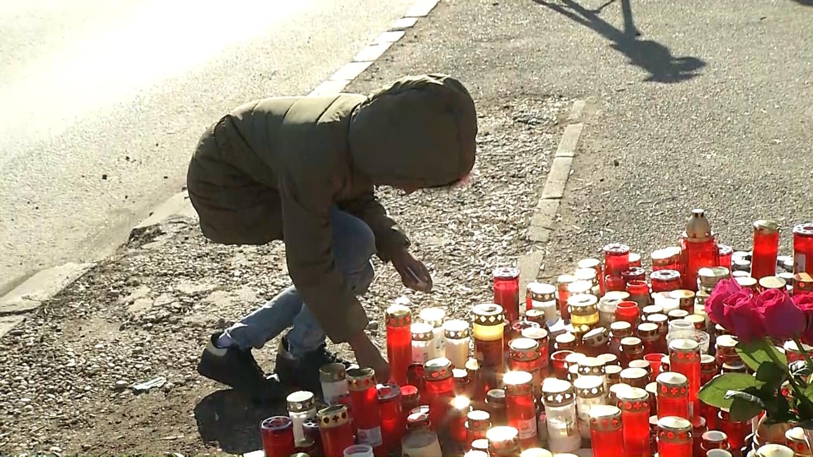 Altar de lumânări la locul accidentului Raisei