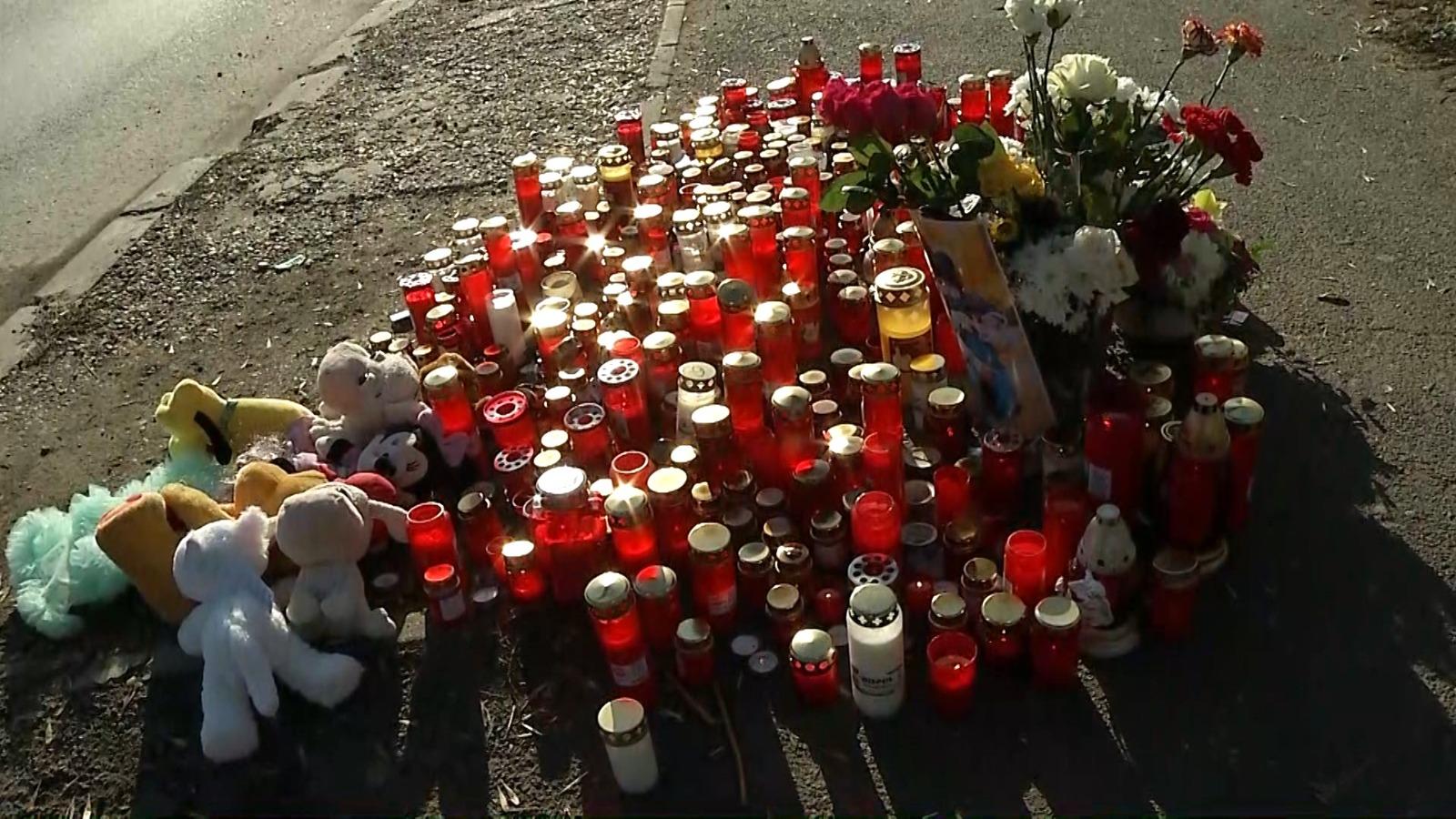 Altar de lumânări la locul accidentului Raisei