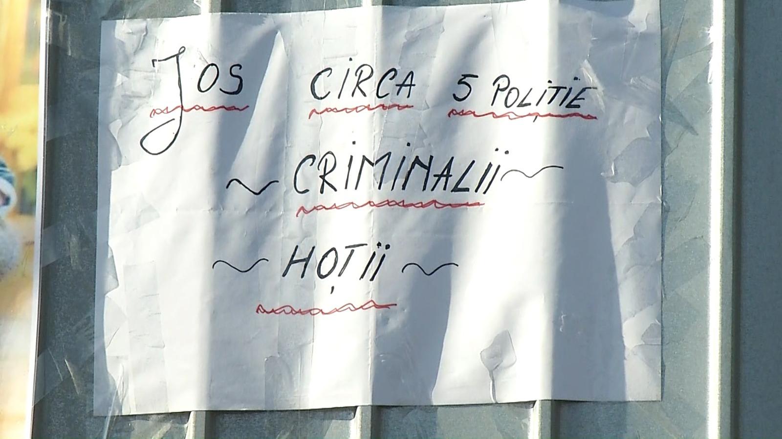 Altar de lumânări la locul accidentului Raisei