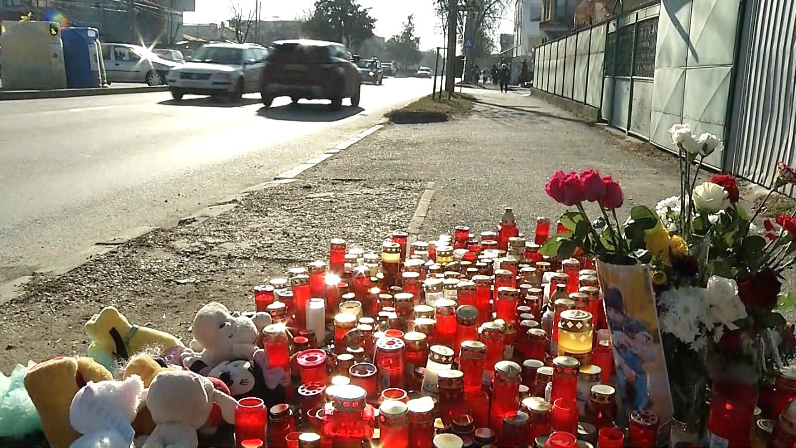 Altar de lumânări la locul accidentului Raisei