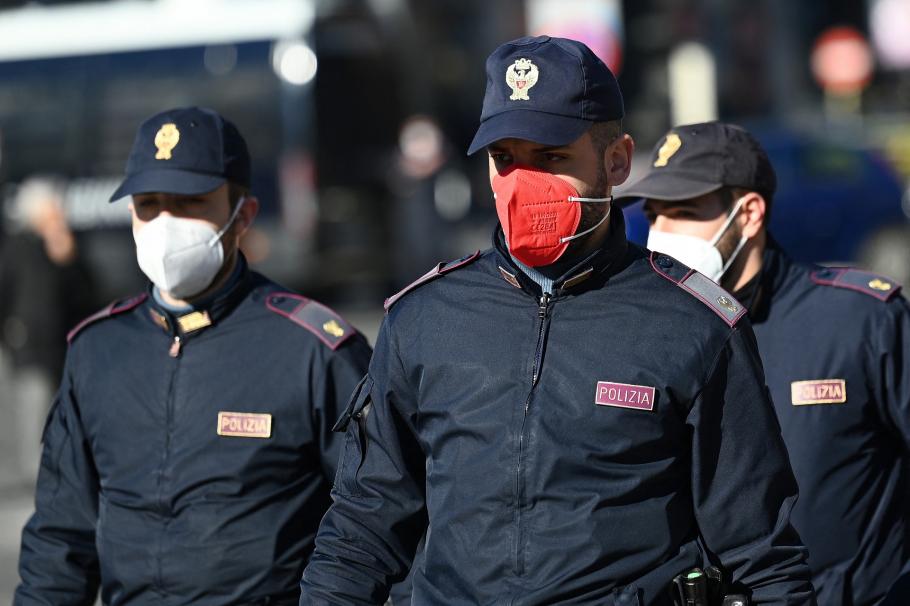 polițist Italia polițist din Italia cu mască roz