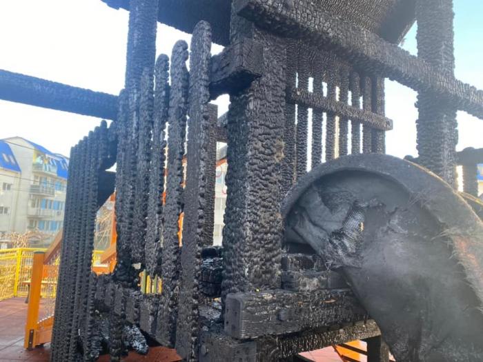 Un loc de joacă din Focșani a fost incendiat, noaptea trecută. Poliţia îl caută pe piroman