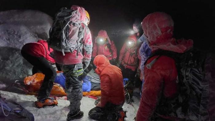 Imagini de la salvarea celor doi turiști surprinși de avalanșă în Masivul Făgăraș