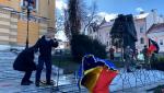 Emil Boc a rămas fără eșarfa tricoloră de primar, la manifestările de Ziua Culturii Naționale de la Cluj-Napoca. Vântul a doborât și steagurile din spatele lui
