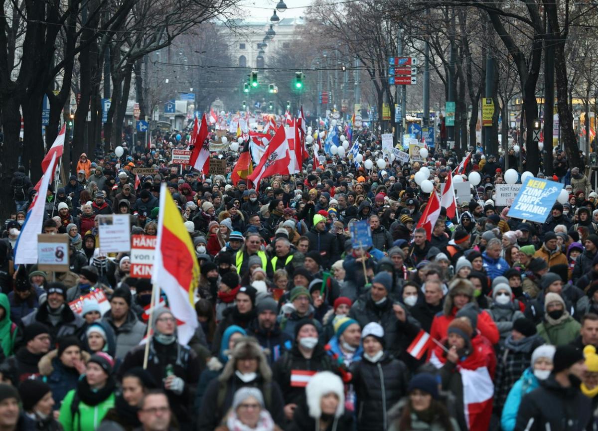 Protest cu mii de oameni la Viena, față de planurile guvernului de a face obligatorie vaccinarea anti-Covid