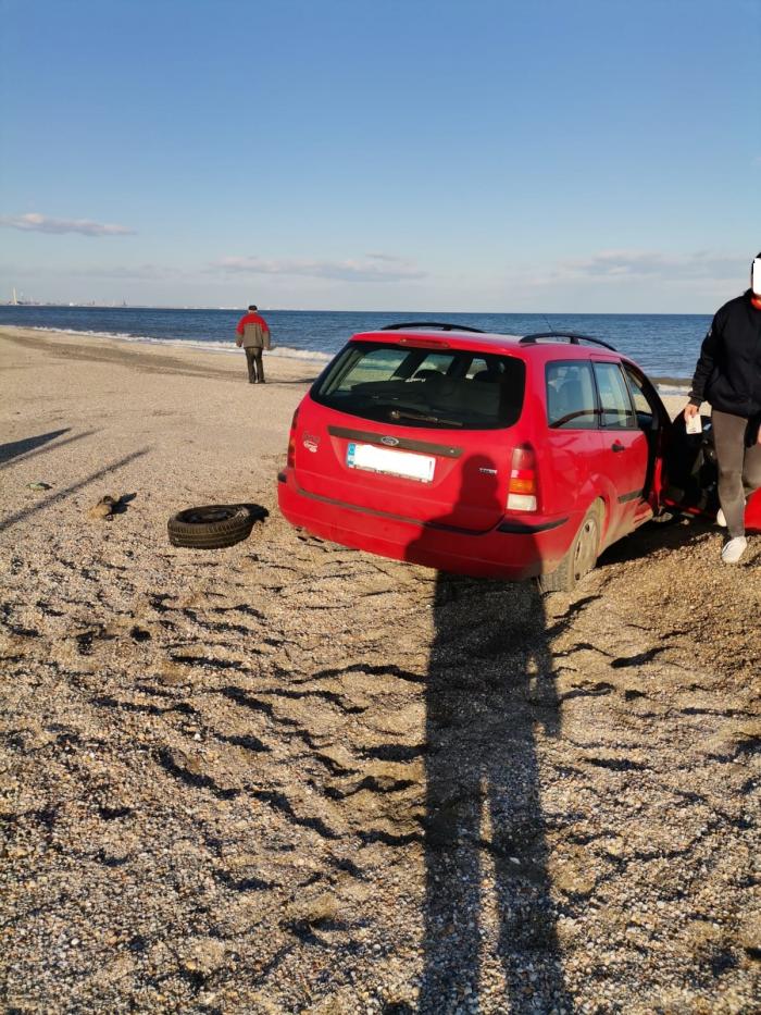 Amenda primită de un șofer care a rămas cu mașina blocată pe o plajă din Constanța. ”A vrut să simtă nisipul sub roți”