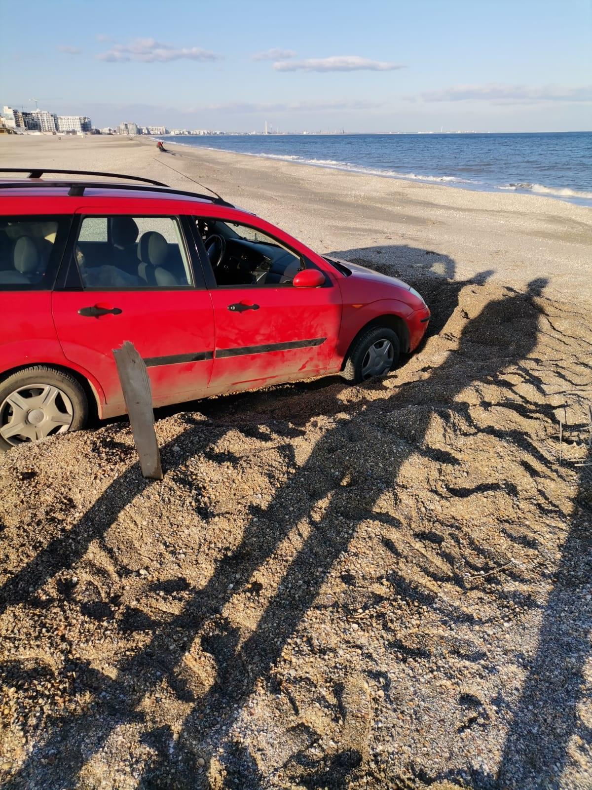 Amenda primită de un șofer care a rămas cu mașina blocată pe o plajă din Constanța. ”A vrut să simtă nisipul sub roți”